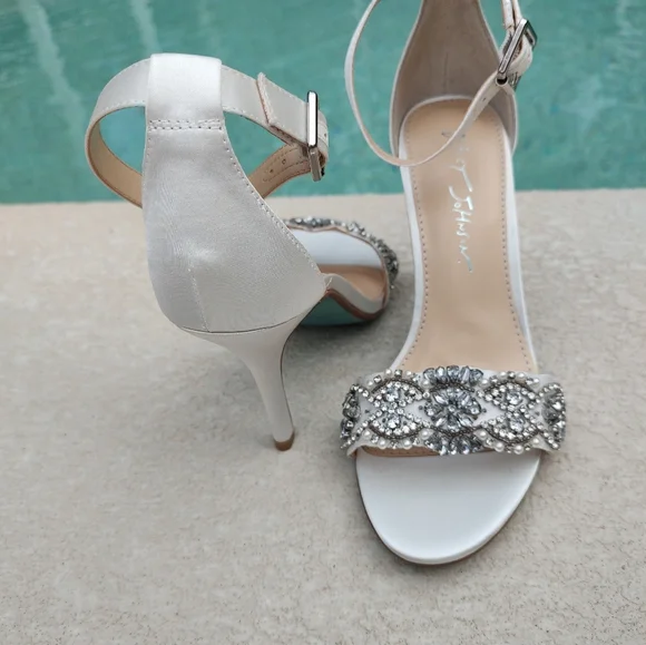 Betsy Johnson white satin embellished with rhinestone and pearls - Picture 9 of 12